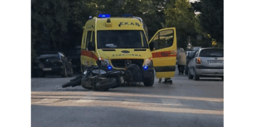 Πτολεμαΐδα: Σύγκρουση αυτοκινήτου με μηχανή στο δρόμο προς Νοσοκομείο