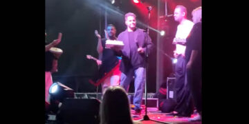 Εδω Για Σένα: Η τούρτα που έβγαλαν για τον Τσαλίκη στη σκηνή του Καρυοχωρίου (Βίντεο)