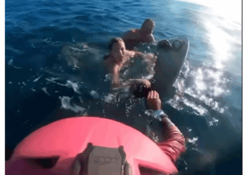 Ανατριχιαστικό βίντεο: Η ηρωική διάσωση πατέρα και κόρης που παρασύρθηκαν από κύματα στη Θεσσαλονίκη