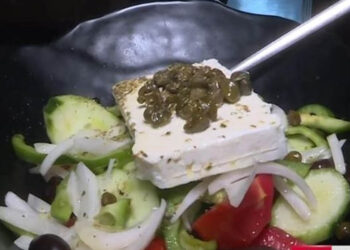 Απίστευτο και όμως ελληνικό: Χωριάτικη 15€ και… 2,5€ επιπλέον για το λάδι (Βίντεο)