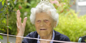 Ξεπέρασε πολέμους και Covid – Η απίστευτη ζωή και το μυστικό μακροζωίας της γηραιότερης γυναίκας στον κόσμο