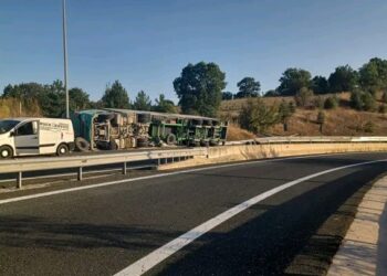 Νταλίκα “τούμπαρε” στον κάθετο άξονα Σιάτιστας – Κρυσταλλοπηγής