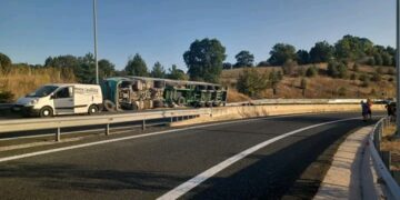 Νταλίκα “τούμπαρε” στον κάθετο άξονα Σιάτιστας – Κρυσταλλοπηγής