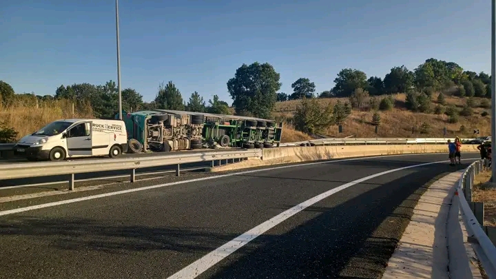 Νταλίκα “τούμπαρε” στον κάθετο άξονα Σιάτιστας – Κρυσταλλοπηγής