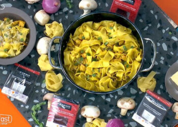 Συνταγές σε βίντεο: Παπαρδέλες με κοτόπουλο, μανιτάρια και κρόκο Κοζάνης από τον Σταύρο Βαρθαλίτη!