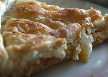 Συνταγές σε βίντεο: Αφράτη Νόστιμη Χωριάτικη Κρεμυδόπιτα Δυτικής Μακεδονίας