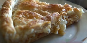 Συνταγές σε βίντεο: Αφράτη Νόστιμη Χωριάτικη Κρεμυδόπιτα Δυτικής Μακεδονίας