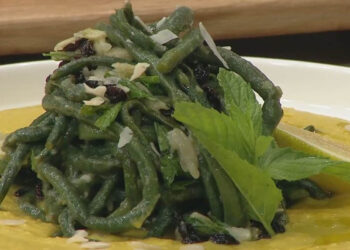 Συνταγές σε βίντεο: Φάβα Σαντορίνης με κρόκο Κοζάνης και σαλάτα φασολάκια