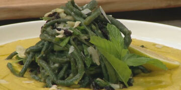 Συνταγές σε βίντεο: Φάβα Σαντορίνης με κρόκο Κοζάνης και σαλάτα φασολάκια