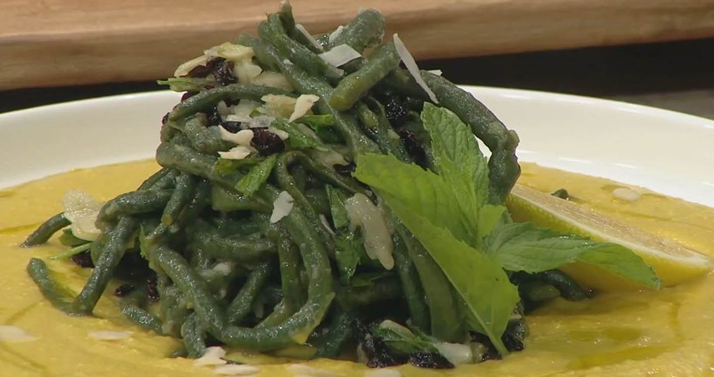 Συνταγές σε βίντεο: Φάβα Σαντορίνης με κρόκο Κοζάνης και σαλάτα φασολάκια