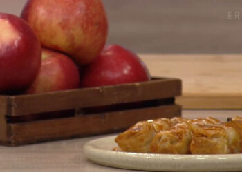 Συνταγές σε βίντεο: Φλογέρες μπακλαβά με μήλα Καστοριάς