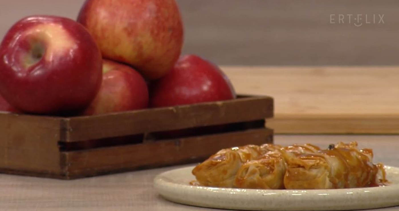 Συνταγές σε βίντεο: Φλογέρες μπακλαβά με μήλα Καστοριάς