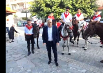 Σιάτιστα: Το έθιμο των καβαλάρηδων που προσκυνούν στην εκκλησία καβάλα στα άλογα (Βίντεο)