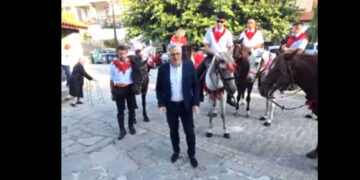 Σιάτιστα: Το έθιμο των καβαλάρηδων που προσκυνούν στην εκκλησία καβάλα στα άλογα (Βίντεο)