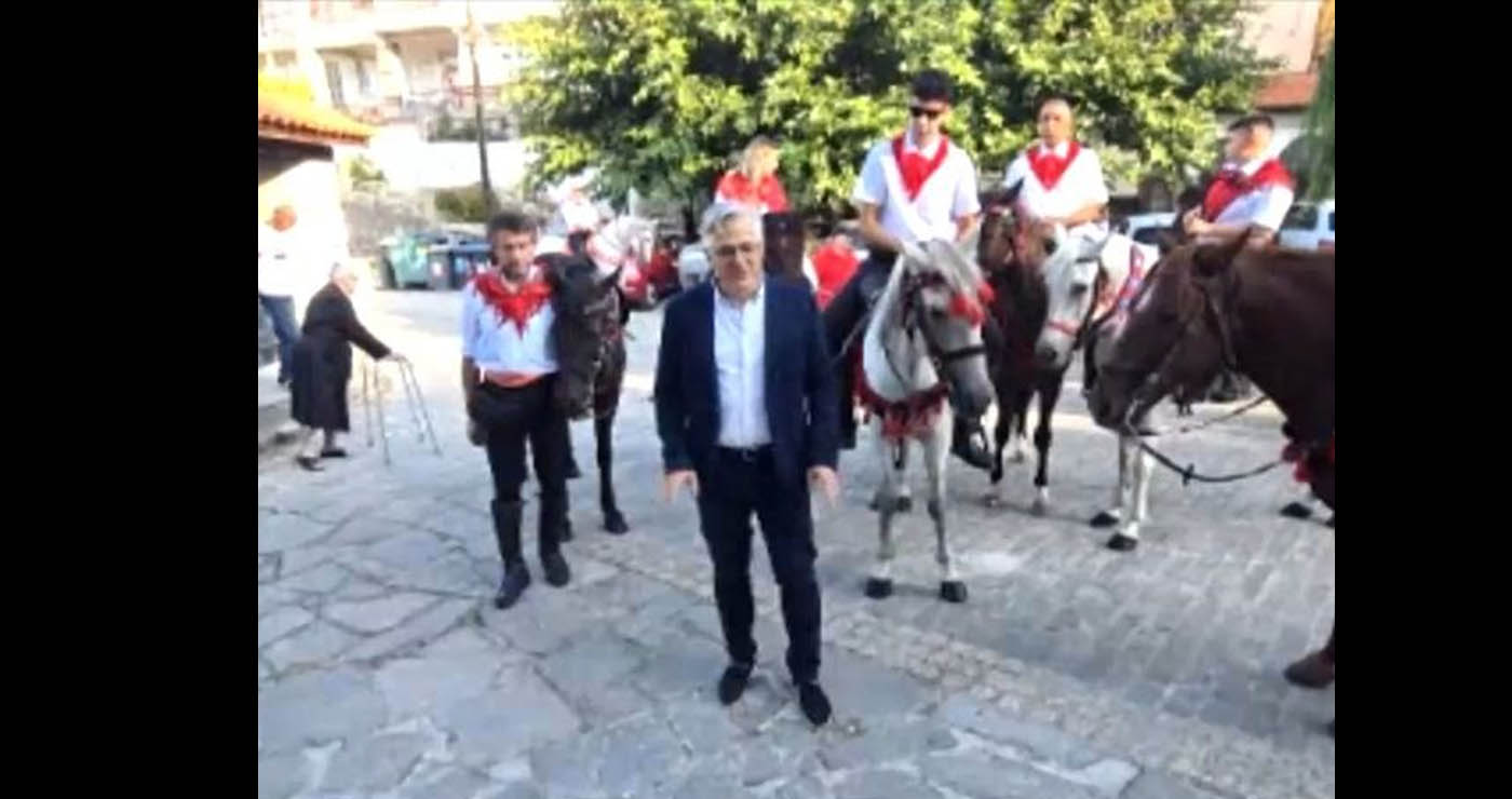Σιάτιστα: Το έθιμο των καβαλάρηδων που προσκυνούν στην εκκλησία καβάλα στα άλογα (Βίντεο)