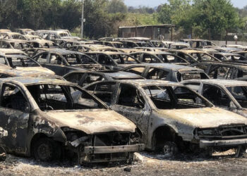 Σοκαριστικές εικόνες από την Πάτρα: Ολοσχερής καταστροφή 550 οχημάτων που φυλάσσονταν στο Τελωνείο – Δείτε βίντεο