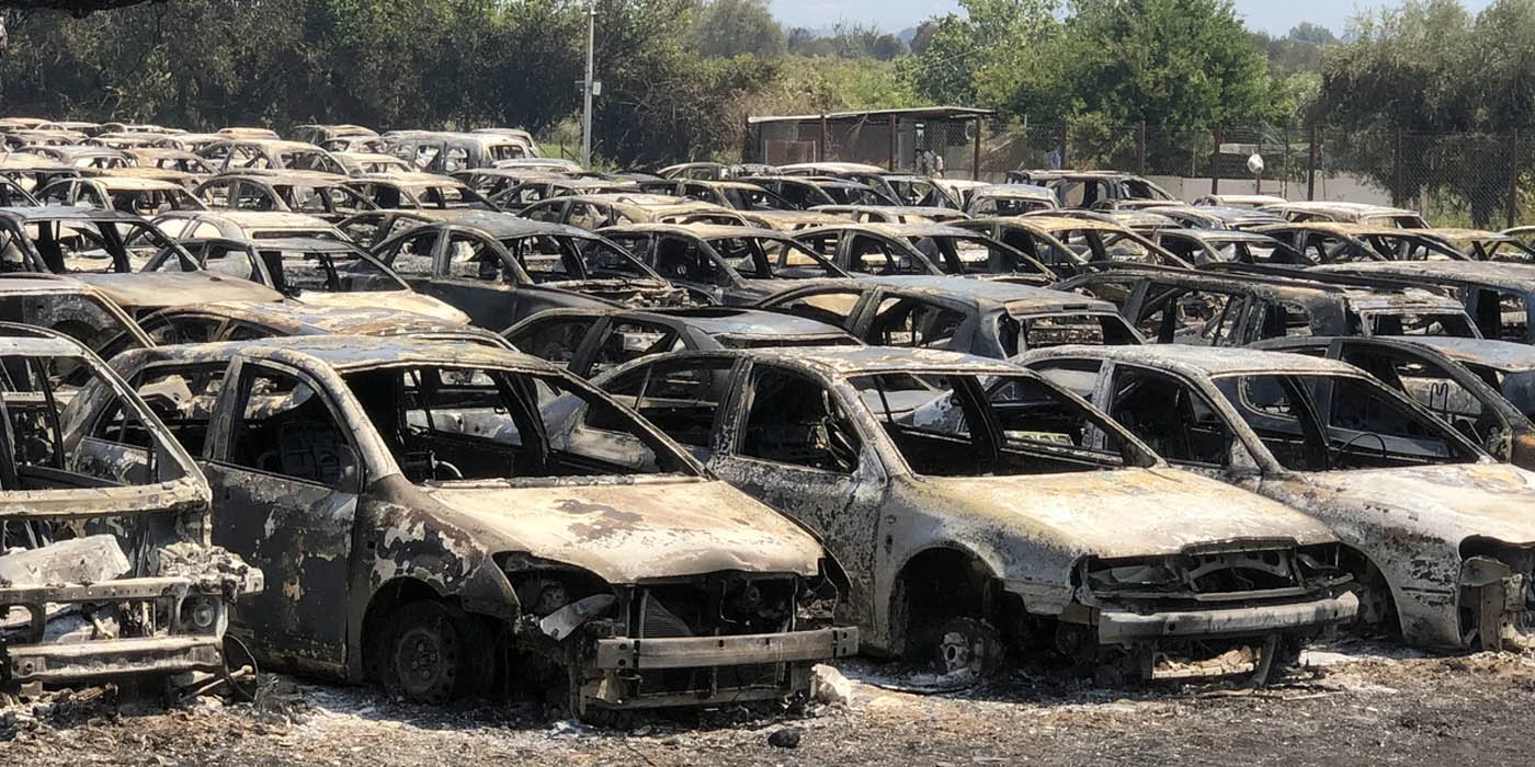 Σοκαριστικές εικόνες από την Πάτρα: Ολοσχερής καταστροφή 550 οχημάτων που φυλάσσονταν στο Τελωνείο – Δείτε βίντεο