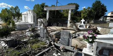 Ζημιές και στα κοιμητήρια της Πτολεμαΐδας από τους θυελλώδεις ανέμους (Φωτογραφίες)