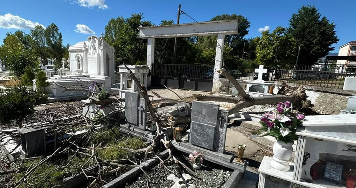 Ζημιές και στα κοιμητήρια της Πτολεμαΐδας από τους θυελλώδεις ανέμους (Φωτογραφίες)