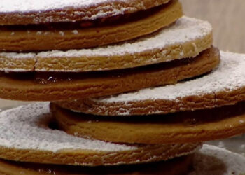 Συνταγές σε βίντεο: Γεμιστά μπισκότα με Κρόκο Κοζάνης και μαρμελάδα πορτοκάλι