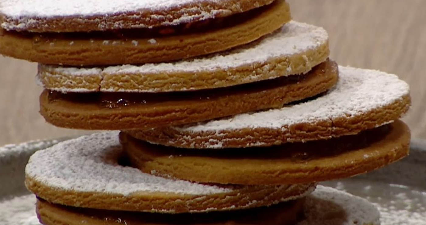 Συνταγές σε βίντεο: Γεμιστά μπισκότα με Κρόκο Κοζάνης και μαρμελάδα πορτοκάλι