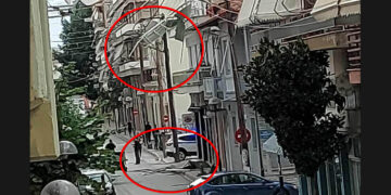 Πτολεμαΐδα: Έπεσαν κάγκελα από δεύτερο όροφο στην οδό Δημοκρατίας – Ζημιές σε τέντες (Φωτογραφίες και βίντεο)