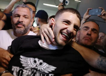 Αποθεωτική υποδοχή για τον Ζαφείρη από τους ΠΑΟΚτσήδες στο αεροδρόμιο (φωτο+video)