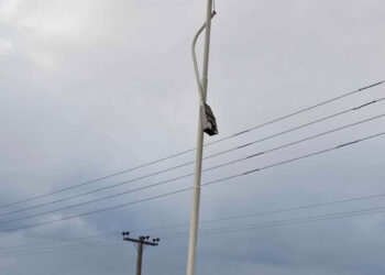 Πτολεμαΐδα: Κολόνα φωτισμού έσπασε από τους ανέμους μπροστά σε πρατήριο καυσίμων