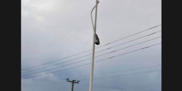 Πτολεμαΐδα: Κολόνα φωτισμού έσπασε από τους ανέμους μπροστά σε πρατήριο καυσίμων