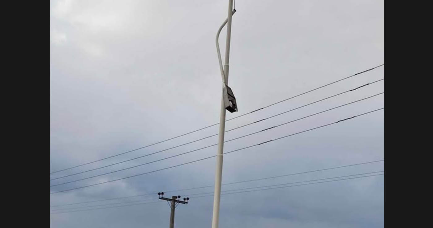 Πτολεμαΐδα: Κολόνα φωτισμού έσπασε από τους ανέμους μπροστά σε πρατήριο καυσίμων