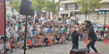 ΑΜΥΝΤΑΙΑ 2025: Μικροί και μεγάλοι «μαγεύτηκαν» από τα ταχυδακτυλοργικά κόλπα στις παραστάσεις του μάγου (Φώτο)