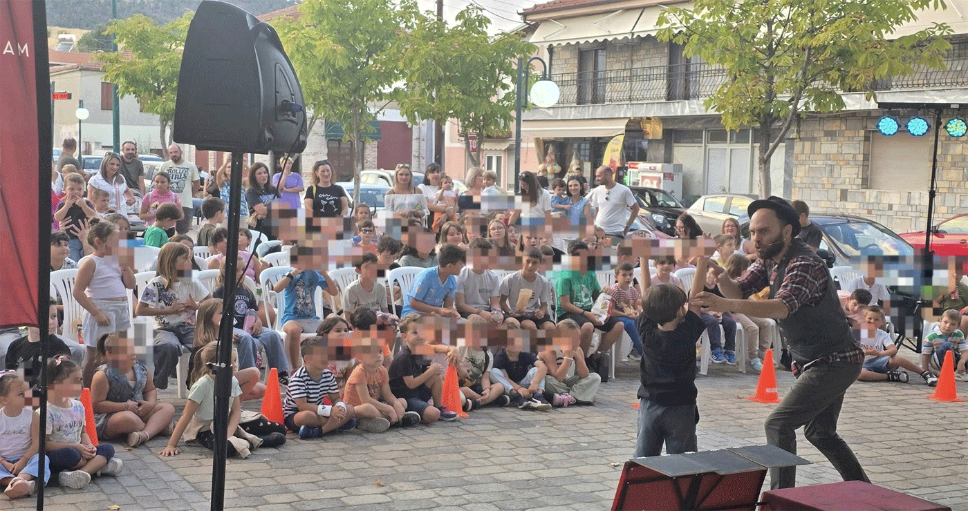 ΑΜΥΝΤΑΙΑ 2025: Μικροί και μεγάλοι «μαγεύτηκαν» από τα ταχυδακτυλοργικά κόλπα στις παραστάσεις του μάγου (Φώτο)