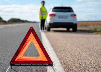 Τέλος το προειδοποιητικό τρίγωνο στο αυτοκίνητο – Το νέο υποχρεωτικό αξεσουάρ που το αντικαθιστά