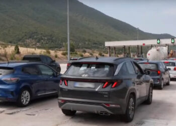 Διόδια Σιάτιστας: Ατελείωτες ουρές αυτοκινήτων – Πολύωρη καθυστέρηση (Βίντεο)