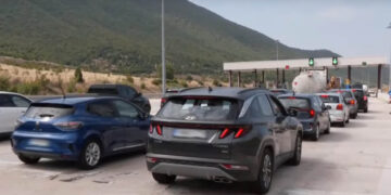 Διόδια Σιάτιστας: Ατελείωτες ουρές αυτοκινήτων – Πολύωρη καθυστέρηση (Βίντεο)