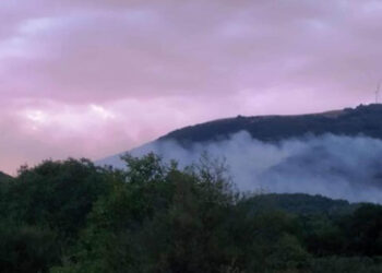 Σε εξέλιξη η φωτιά στην Καστοριά