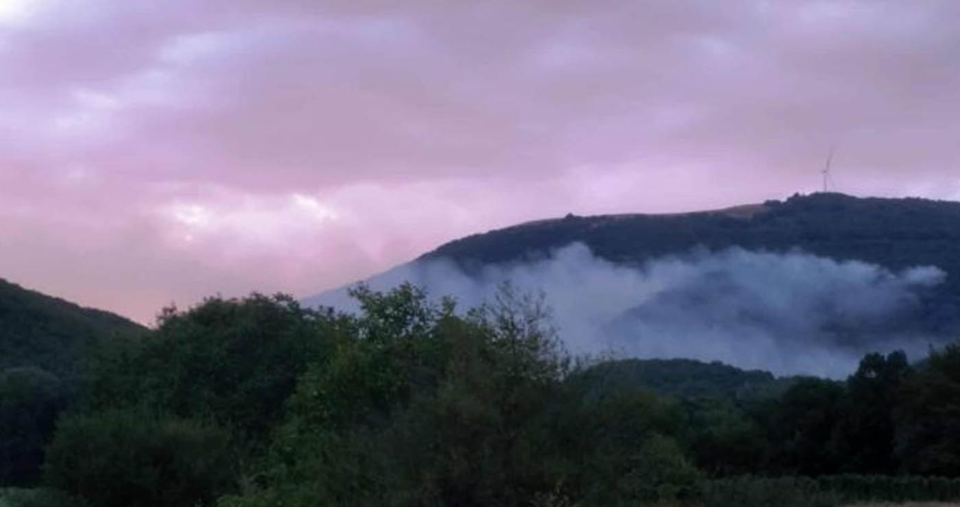 Σε εξέλιξη η φωτιά στην Καστοριά