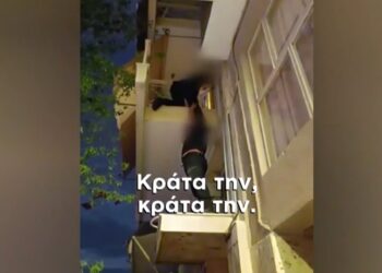 Κλείδωσαν 5χρονο μόνο του στο σπίτι- Γυναίκα αστυνομικός ανεβαίνει στα κάγκελα του μπαλκονιού (video)