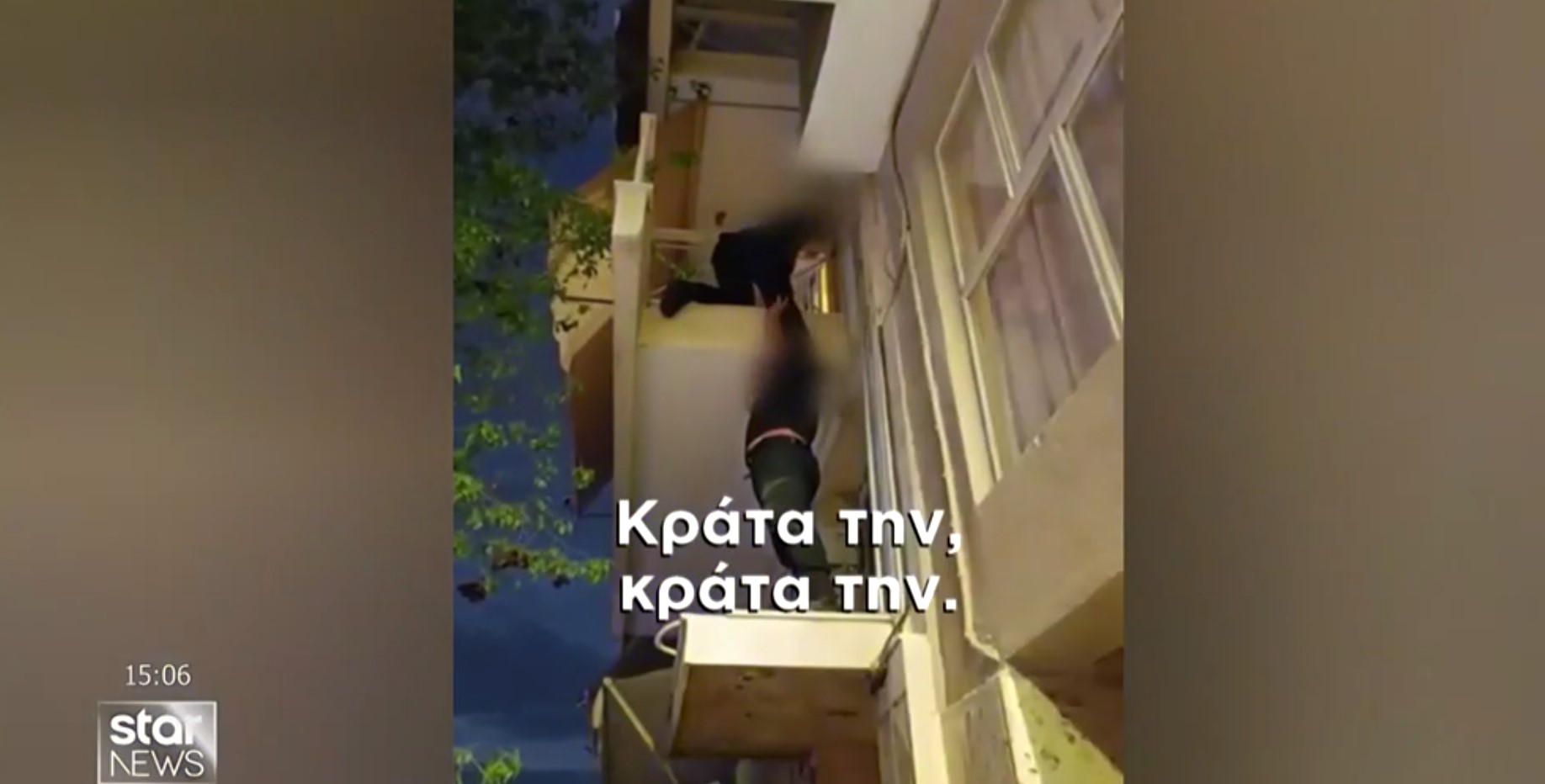 Κλείδωσαν 5χρονο μόνο του στο σπίτι- Γυναίκα αστυνομικός ανεβαίνει στα κάγκελα του μπαλκονιού (video)