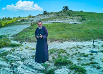 Ιερέας με κανάλι στο YouTube, drone και κάμερες προβάλλει το Βόιο Κοζάνης – Ποιος είναι ο «παπα-Drone» που έχει γίνει «viral» (video)