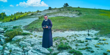 Ιερέας με κανάλι στο YouTube, drone και κάμερες προβάλλει το Βόιο Κοζάνης – Ποιος είναι ο «παπα-Drone» που έχει γίνει «viral» (video)