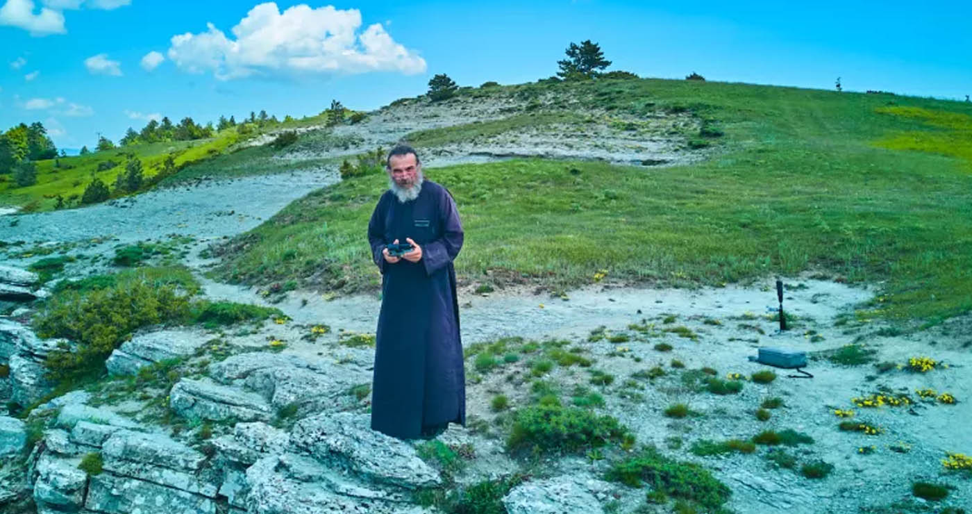 Ιερέας με κανάλι στο YouTube, drone και κάμερες προβάλλει το Βόιο Κοζάνης – Ποιος είναι ο «παπα-Drone» που έχει γίνει «viral» (video)