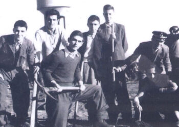 Μαθητές συμμετέχουν στην εκστρατεία δενδροφύτευσης της πόλης, το 1952 – Από τη στήλη του Γ. Καζαντζή στον ΠΑΛΜΟ