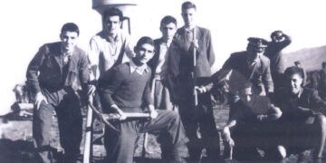 Μαθητές συμμετέχουν στην εκστρατεία δενδροφύτευσης της πόλης, το 1952 – Από τη στήλη του Γ. Καζαντζή στον ΠΑΛΜΟ