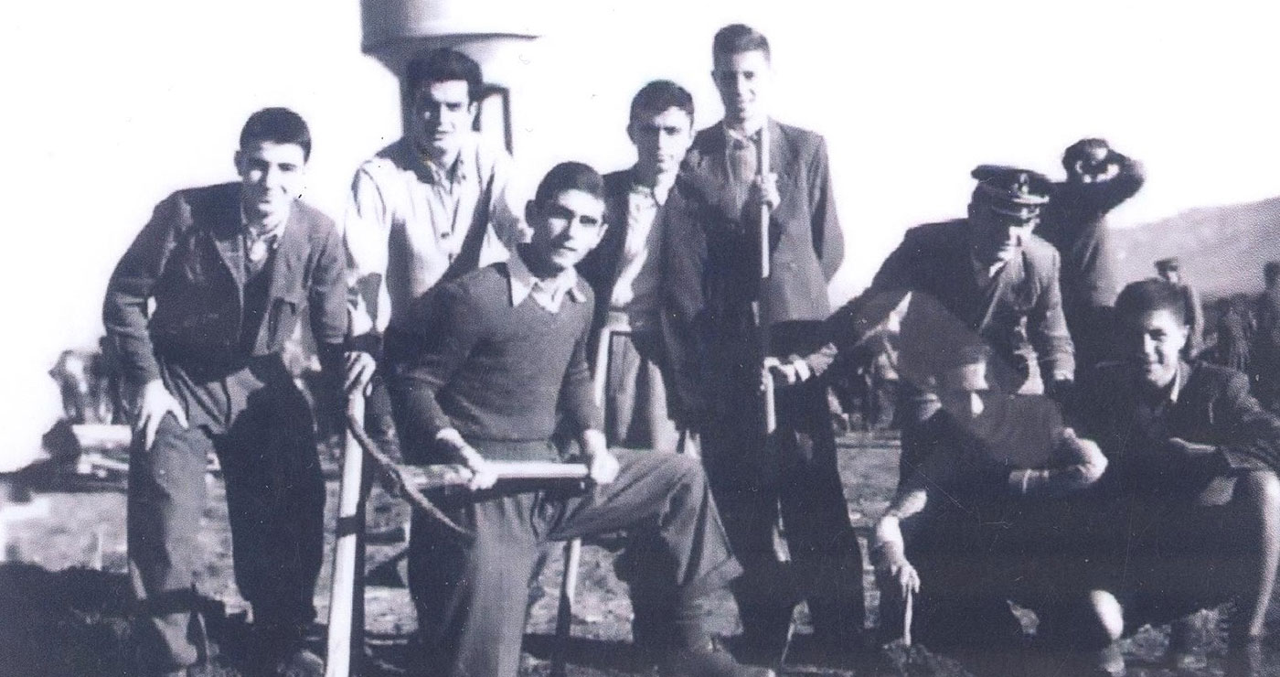 Μαθητές συμμετέχουν στην εκστρατεία δενδροφύτευσης της πόλης, το 1952 – Από τη στήλη του Γ. Καζαντζή στον ΠΑΛΜΟ