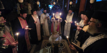 Προεξάρχοντος του Πρωτοσυγκέλλου της Μητροπόλεως μας Αρχιμανδρίτου Νικηφόρου Μανάδη τελέστηκε το Κτητορικό Μνημόσυνο στην εορτάζουσα Ι.Μ. Κοιμήσεως της Θεοτόκου Κλαδορράχης Φλώρινας (ρεπορτάζ της Κούλας Πουλασιχίδου)