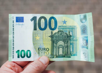 Πότε πληρώνεται το voucher των 100 ευρώ