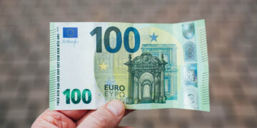Πότε πληρώνεται το voucher των 100 ευρώ