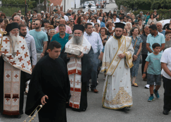 Με πάνδημη τη συμμετοχή κληρικών και λαϊκών η υποδοχή του λειψάνου του Αγίου Διονυσίου εν Ολύμπω στο Βελβεντό (Φωτογραφίες)