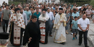 Με πάνδημη τη συμμετοχή κληρικών και λαϊκών η υποδοχή του λειψάνου του Αγίου Διονυσίου εν Ολύμπω στο Βελβεντό (Φωτογραφίες)